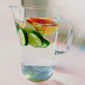 Vitaminwasser mit Gurke und Apfel