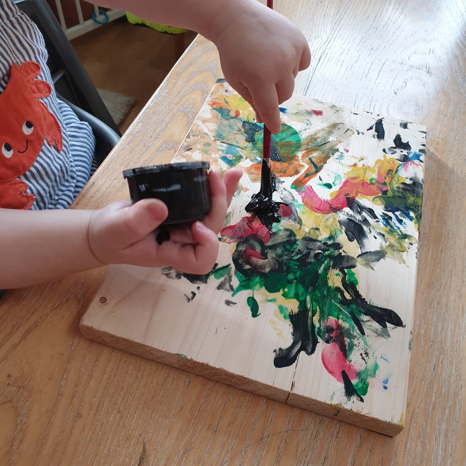 Beschäftigungtipps Kleinkinder bei schlechtem Wetter zu Hause drinnen kreativ malen mit Farbe