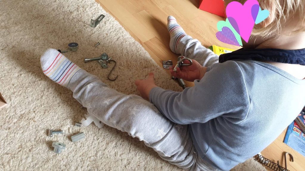 Beschäftigungtipps Kleinkinder bei schlechtem Wetter zu Hause drinnen kreativ Feinmotorik Schrauben und Stecken