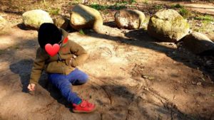 Waldspaziergang mit Kleinkind Malen im Sand Kinderblog Corona Tagebuch Mama Kleinkindbeschäftigung