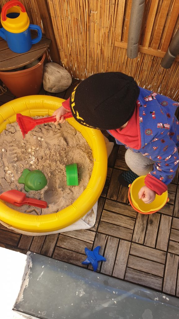 Spielen auf dem Balkon Sandkasten Kleinkindbeschäftigung Spielideen Balkon Kleinkind Corona