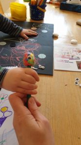 Silk Clay Kneten mit Kindern Kleinkindbeschäftigung Basteln Feinmotorik Beschäftigungstipps Corona mit Kindern