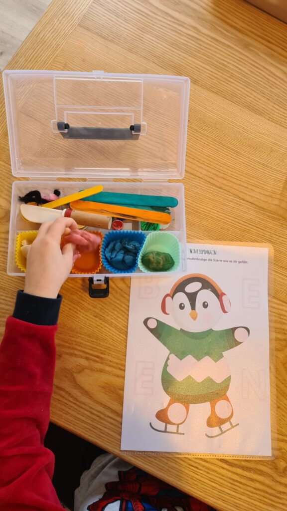 Knetvorlagen Spielideen mit Knete Knetboxen Spiele für Kinder einfach vorbereiten Montessori Tablett Play doh kit Idee