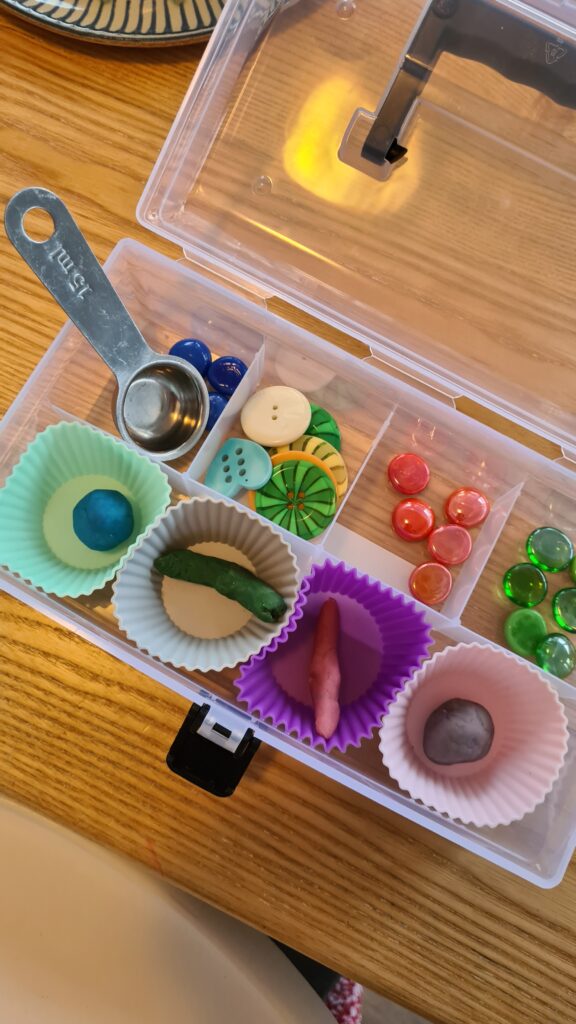 Knetvorlagen Spielideen mit Knete Knetboxen Spiele für Kinder einfach vorbereiten Montessori Tablett