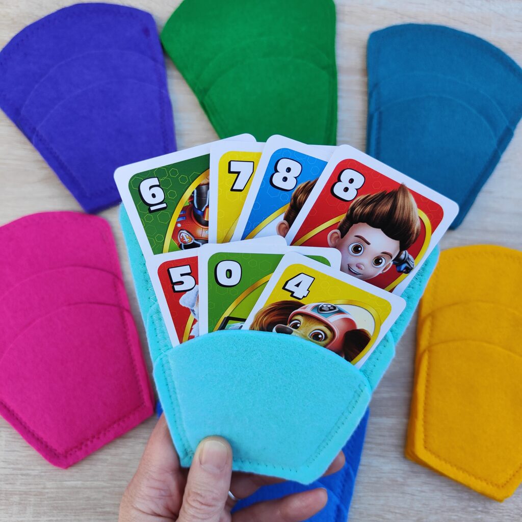 Spielkartenhalter für kleine Kinderhände in bunten Farben aus Filz Ergotherapie Kartenspiel Kartenhalter Montessori Spielzeug